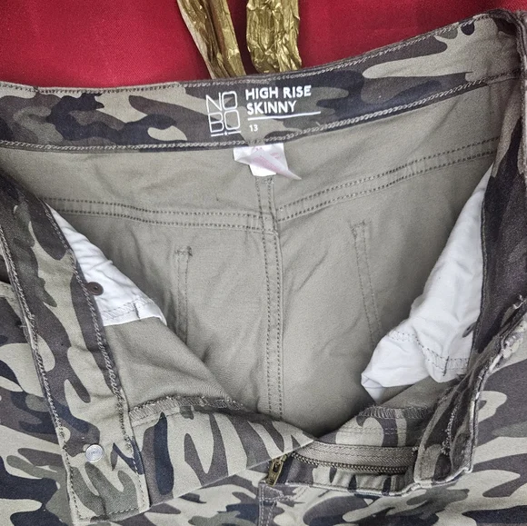 NWOT No Boundaries NOBO Women High Rise Skinny Camouflage Pants Size 13 - Picture 2 of 5
